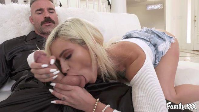 Блондинка с пирсингом трахается с отчимом и ест торт