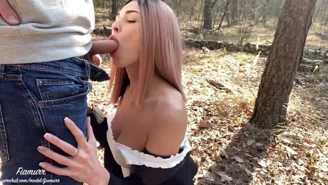 Парень повез подругу на природу, чтобы та под деревом соснула его шишку