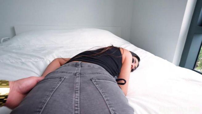 Горячая красавица с ярким макияжем занимается сексом в киску и сосет крепкий член