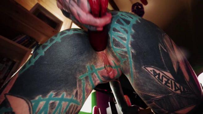 Неформалка с татуированным телом удовлетворяет себя игрушками 