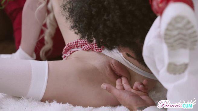 Мулат трахнул белую блондинку с маленькими сиськами