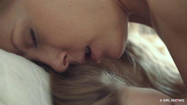 Лесбиянки целуются и занимаются жарким сексом после фотосессии