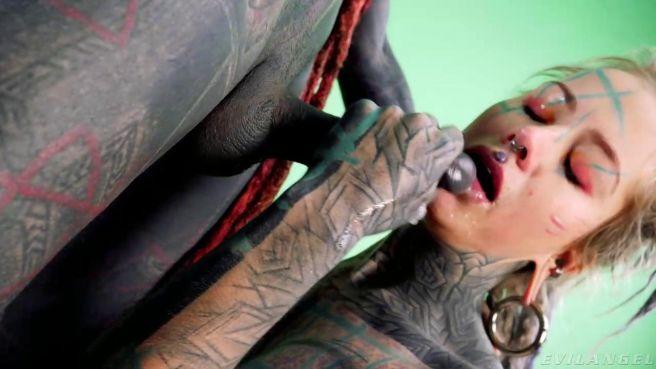 Телка с полностью забитым татуировками телом трахается со своим любовником в анал