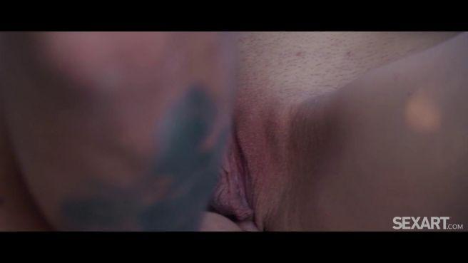 Девушка и ее накаченный бойфренд трахаются на улице