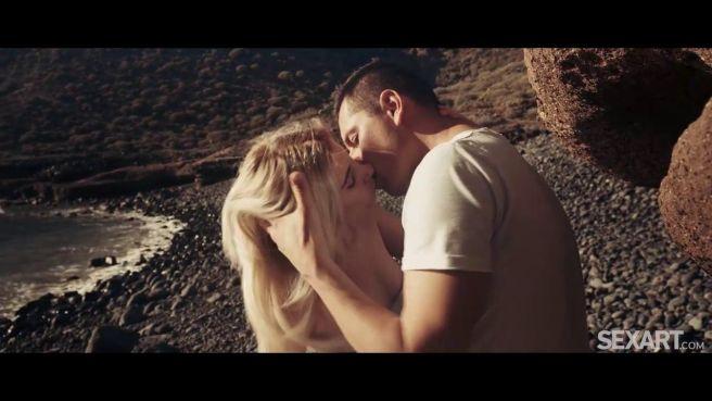 Муж и жена поехали на природу и устроили там бурный секс