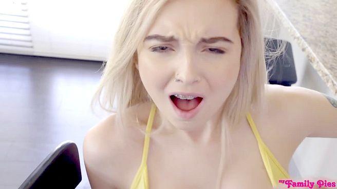 Парочка жарко трахается стоя на кухне, пока никто не видит